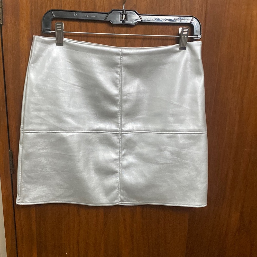 Silver metallic mini  faux leather skirt with side zipper.